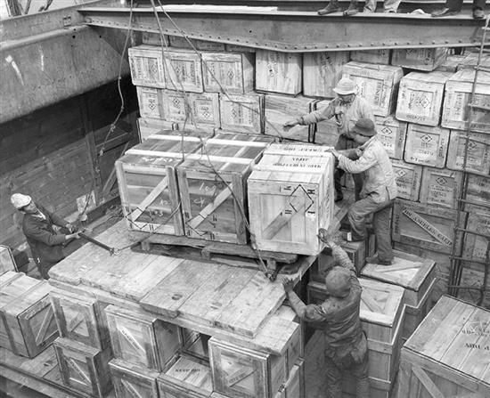 1948年12月，日本横滨港，工人把大大小小的箱子装上船。图片来源：马士基